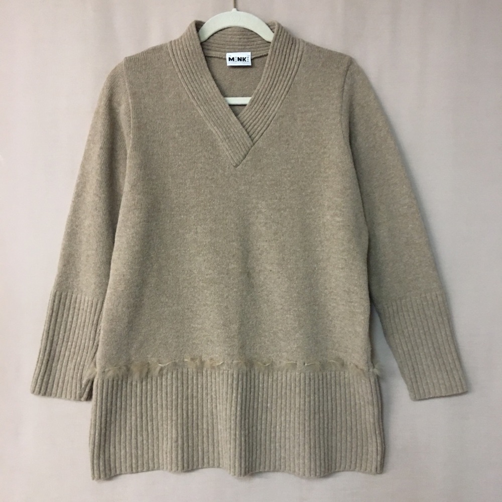 - MENKE V-Neck Wool Blend Oversize Knit Sweater in Tan with Fur Stripe Acc…